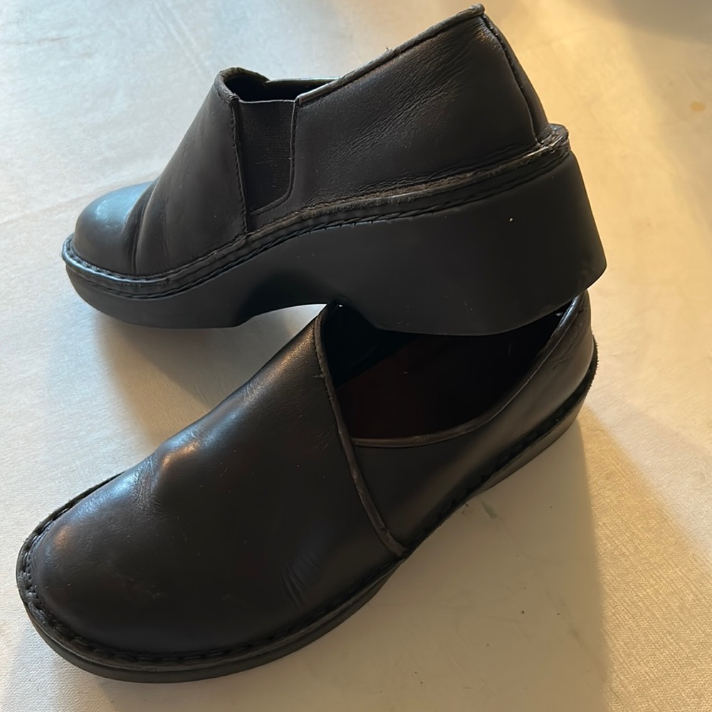Gently used Genuine Leather Noat shoes.Size 8.